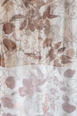 Pañuelo cuadrado de seda color crema con impresión botánica de hojas de eucalipto y casuarina en tonos marrones. Bordes cosidos a mano.