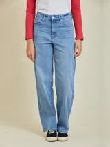 Pantalón de jean celeste, de corte recto y tiro alto.