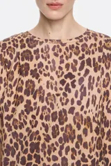 Camiseta de algodón con estampado animal print de leopardo. Corte boxy, escote redondo, manga corta y pliegues en el hombro.