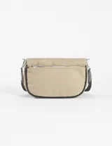 Bandolera beige de poliéster con correa de algodón regulable y correa de cuero sintético con hebilla.