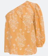Blusa color durazno con estampado floral blanco, con un solo hombro y manga larga abullonada.