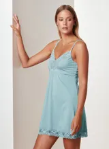 Chemise marrón de seda fría con breteles finos regulables y apliques de encaje en escote y ruedo.