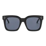 Lentes de sol unisex con armazón grueso de acetato negro, forma cuadrada y lentes oscuros. Presentan tres remaches decorativos en cada extremo frontal.