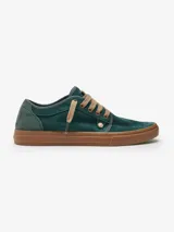 Zapatillas Satorisan modelo Heisei Suede, de color verde oscuro, confeccionadas en gamuza, con suela de goma marrón y cordones en tono tostado.