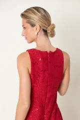 Vestido largo de encaje rojo con brillos, escote cruzado, corte debajo del busto, terminación de blonda y tajo frontal.