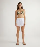 Short de playa verde oliva con cintura elastizada ajustable con cordón. Diseño cruzado en el frente.