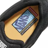 Championes Vans modelo Skate Ave 2.0, color negro con detalles en gris y suela de goma color caramelo. Diseño técnico con paneles de gamuza y malla, con la icónica banda lateral de la marca y tecnología de suela UltimateWaffle.