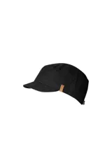 Gorra negra de trekking con visera, confeccionada en tejido resistente al agua y al viento. Presenta logo de la marca en cuero en el lateral y detalle de bandera sueca en la parte posterior.