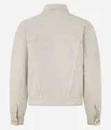 Campera color beige confeccionada en sarga de algodón, de corte regular, con cuello camisero, cierre abotonado, manga larga, bolsillos frontales y recortes.