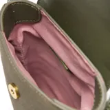 Bandolera pequeña de material símil cuero (PU) en dos tonos de verde: cuerpo principal en verde oliva/kaki y solapa en verde más oscuro. Cuenta con correa larga regulable y desmontable, cierre de solapa con broche metálico dorado y logo XL metálico al frente.