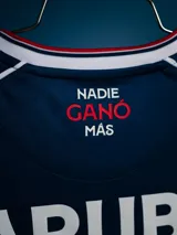 Camiseta de arquero Umbro del Club Nacional de Football, temporada 2026. Diseño en color azul con detalles en rojo y blanco en los hombros, cuello en V y estampado sutil en la tela. Incluye logo de Umbro, escudo del club, logo de la AUF y sponsor Antel en el frente.