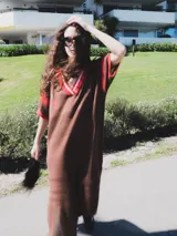 Remerón tejido de punto color azul marino con calados, cuello estilo camisa en verde oscuro con rayas blancas y verdes, y logo bordado en blanco en el pecho.