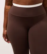 Pantalón legging deportivo color marrón con cintura alta en contraste color blanco. Confeccionado en tejido de poliamida y elastano, de ajuste ceñido al cuerpo.