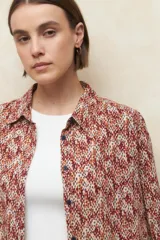 Camisa estampada de manga larga con botones a tono y terminación de puños en volados.