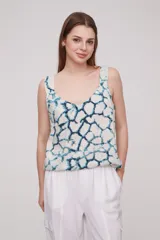 Musculosa blanca con estampado abstracto en tonos de azul.