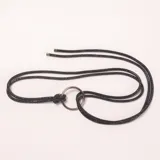 Cinto fino negro con brillo, con hebilla de argolla metálica plateada y detalle de nudo.