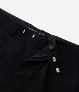 Pantalón de vestir beige de corte wide leg, con trabillas para cinto, bolsillos y diseño de sastrería.