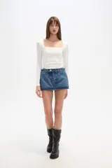 Remera manga larga color blanco, con ajuste al cuerpo y escote cuadrado.