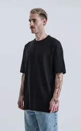 Remerón negro de corte extra oversize con hombros caídos, cuello redondo rib al tono y doble costura. Confeccionado en algodón premium americano suave.