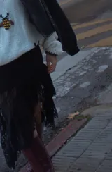 Sweater tejido a mano en lana merino color crudo, con cuello redondo y diseño de abejas bordadas en el frente.