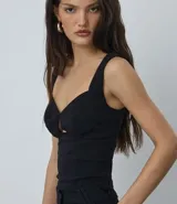 Blusa cropped de bengalina color negro, con escote corazón, recorte central en el pecho y breteles anchos estructurados.