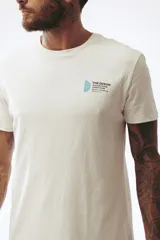 Remera celeste de corte clásico con cuello redondo y manga corta. Estampado pequeño en el pecho.