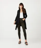 Cardigan largo de punto texturizado color ladrillo, con abertura frontal y terminación en puntas.