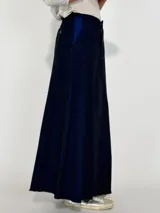 Pollera larga de denim color bordó, de corte recto y tiro alto.