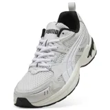 Championes Puma Milenio Tech 2000, diseño de estilo retro-running con base de malla transpirable y superposiciones sintéticas. Presenta una entresuela amortiguada con detalles en negro y suela de goma resistente.