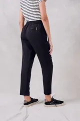 Pantalón negro de viscosa con cintura elastizada y cordón ajustable.