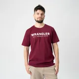 Remera de hombre Wrangler color bordó con estampa frontal con el logo de la marca en color blanco.