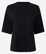 Blusa básica de algodón con corte oversized, cuello redondo y mangas cortas con sisas desplazadas. Diseño liso sin estampados.