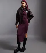 Campera bomber de poliuretano color marrón oscuro, con cuello clásico, cierre frontal con botones a presión, bolsillos delanteros con solapa, puños y bajo elásticos, y recortes estructurados.