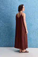 Vestido largo blanco de corte amplio y silueta recta, confeccionado en mezcla de lyocell, viscosa, nylon y lino. Tiene escote en V y breteles finos regulables.