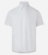 Camisa de manga corta con cuello inglés y cierre frontal abotonado, confeccionada en una mezcla de fibras de bambú, viscosa, poliéster y elastano. Presenta un diseño liso y entallado.