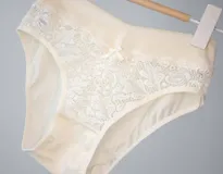 Bombacha tiro alto blanca de encaje con fundillo de algodón.