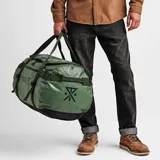 Bolso de viaje Roark Keg 80L Duffle color verde con detalles en negro. Se puede usar como mochila o como bolso de mano.
