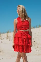 Top blanco de broderie con cuello halter y detalles de volados en el cuello y el ruedo.