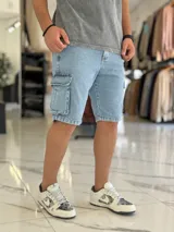 Bermuda de jean estilo cargo con bolsillos laterales con solapa y corte oversize.