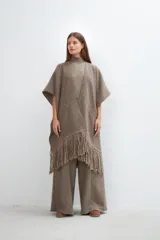 Ruana marrón con flecos y bolsillos. Terminaciones envivadas.