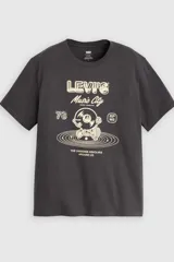 Remera Levi's de corte relajado, color gris oscuro, con cuello redondo, mangas cortas y estampado frontal de estilo retro con la inscripción "Levi's Music City" y un personaje animado sobre un disco de vinilo.