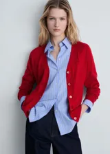 Cardigan de punto fino color rojo, con cuello en pico, cierre frontal con botones y manga larga con puños acanalados.