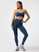 Calza deportiva de tiro alto en color azul, con franjas laterales negras y tecnología Aloe Vera para mayor suavidad y confort.