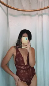 Body de encaje color bordó con breteles regulables y escote pronunciado.