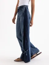 Jeans Roses Bow de tiro medio y calce holgado, con pierna amplia y lavado azul intermedio. Cuenta con recortes laterales en contraste y detalles de lazos regulables en los tobillos.