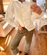 Camisa de lino blanca con cuello mao, mangas abullonadas y cierre frontal con botones.
