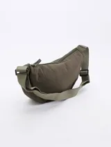 Morral tipo riñonera o bandolera de color negro, con cuerpo acolchado y correa ajustable de tela verde militar.