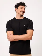 Remera negra de manga corta con cuello redondo y pequeño bordado de un pájaro en el pecho.