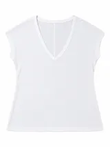 Remera de color blanco, confeccionada en suave tejido de punto, con profundo escote en V y mangas cortas estilo casquillo.
