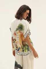 Camisa de seda con estampado de paisaje, cuello clásico, manga corta y corte recto.